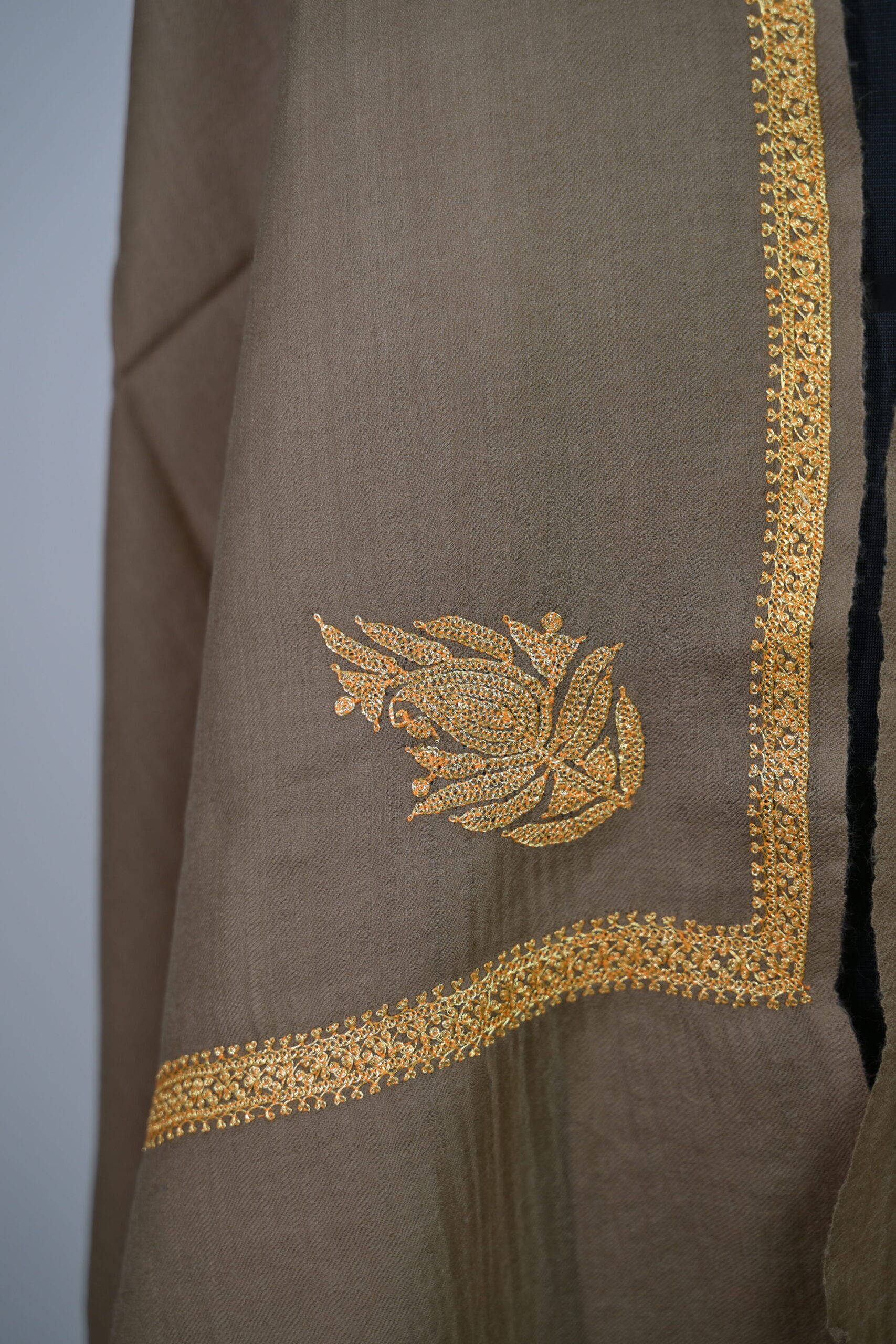 Meraas — Olive & Gold - Image 3